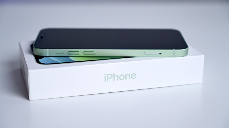 The iPhone 12 doesn&rsquo;t ship with a power adapter or headphones, thus the smaller box reduces waste