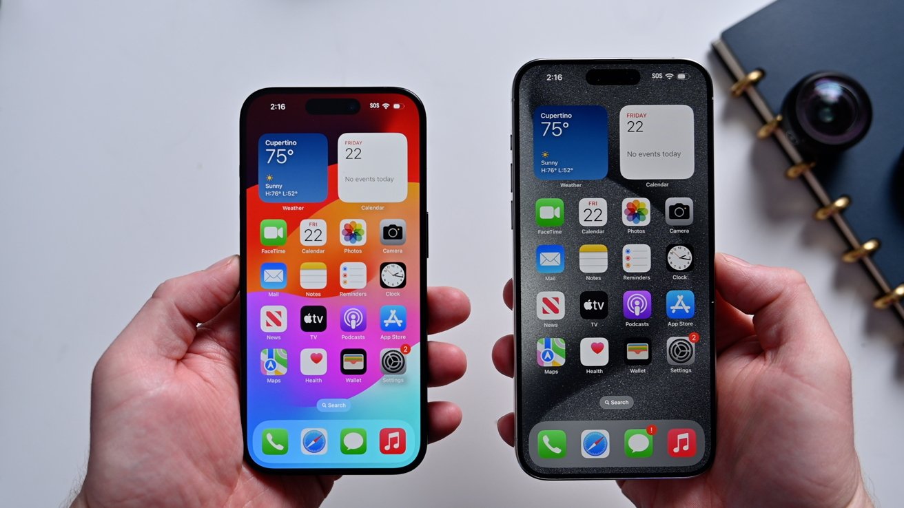 iPhone 15 Pro (left) and iPhone 15 Pro Max (right)